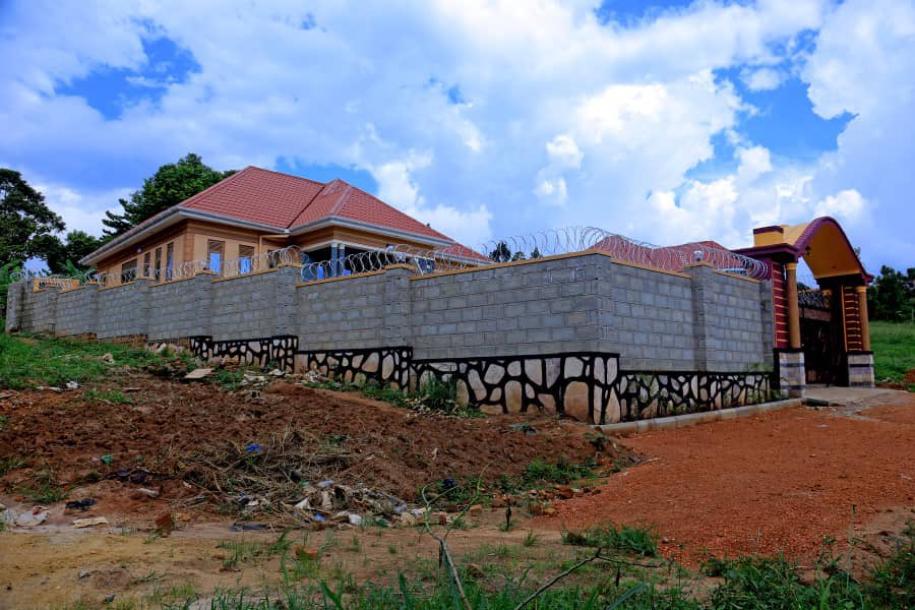 3 bedrooms,sitting and dining rooms,self-contained Bungalow-2